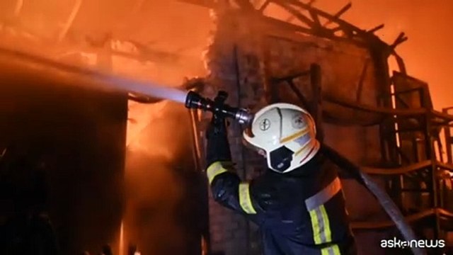 Ucraina, attacco con droni a Kharkiv: scoppiano tre incendi, feriti