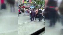 İstanbul trafiğinde ilginç anlar: Saldırdığı zabıtayı kaputta sürükledi