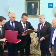 Özgür Özel, kız öğrencilerin bursları için ÇYDD'ye bağış yaptı
