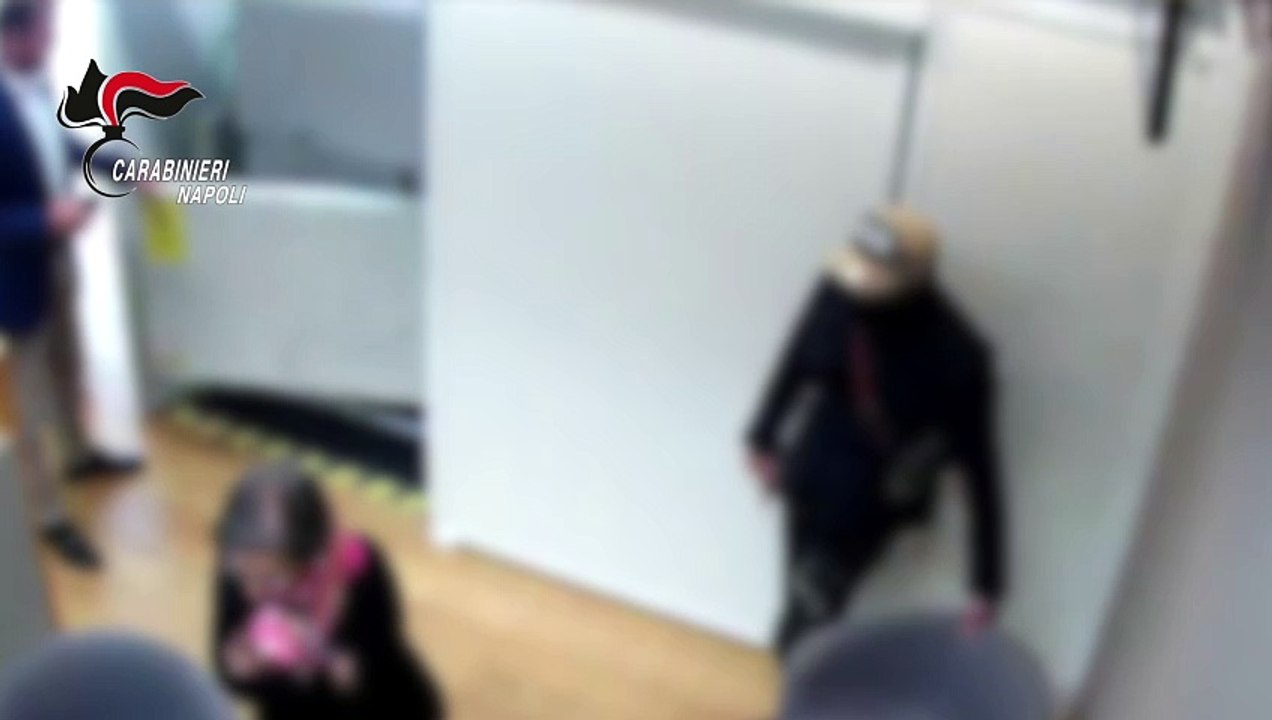 Napoli, rapina in banca come Bonnie & Clyde