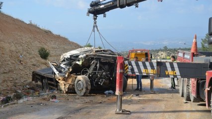 Mersin'de devrilen kamyonun şoförü öldü