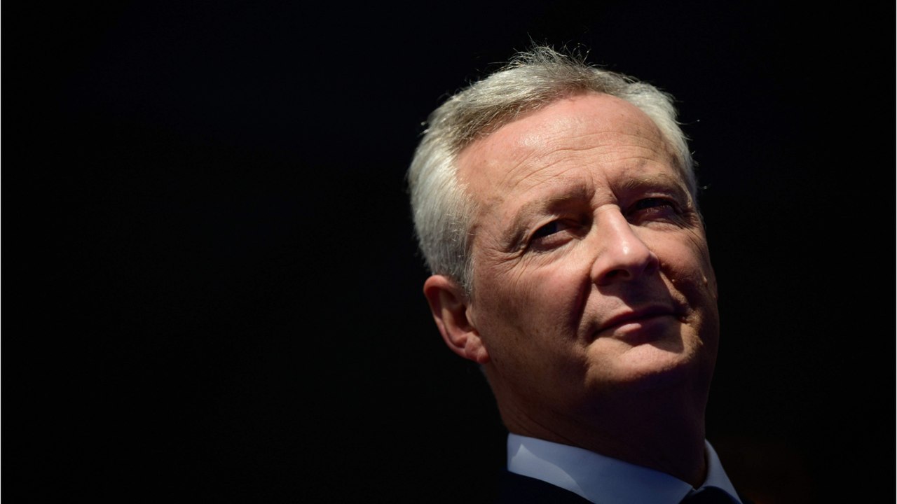 VOICI : Bruno Le Maire : un cycliste transporté à l'hôpital après un accident de la route avec le ministre de l'Economie