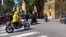 Trastevere Roma, raduno Ducati: centinaia di centauri imboccano contromano viale Glorioso