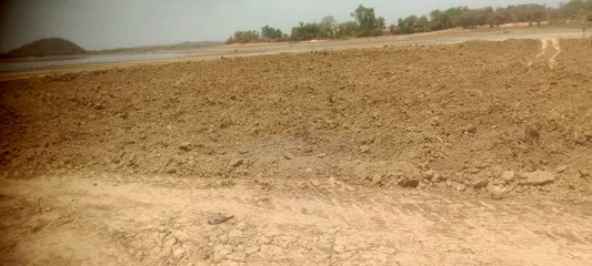 रात के अंधेरे में रामसागर झील में हो रहा मिट्टी का अवैध खनन