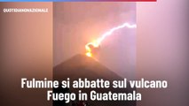 Fulmine si abbatte sul vulcano Fuego in Guatemala