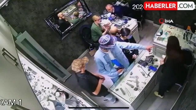 Girdikleri kuyumcudan 5 bilezik çalan hırsızlar kamerada