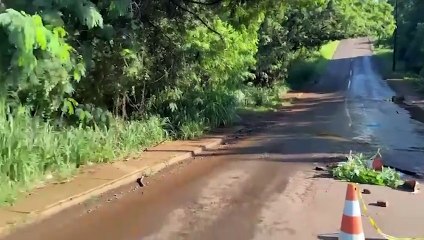 Durante fuga, carro cai em barranco no Cascavel Velho