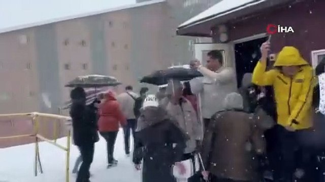 Uludağ'a kar yağdı! Hava sıcaklığı 4 ile 8 derece olarak ölçüldü