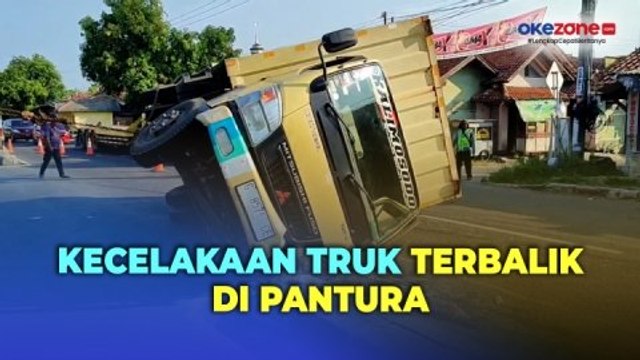 Tabrak Pembatas Jalan, Truk Pengangkut Air Minuman Kemasan Terbalik di Pantura