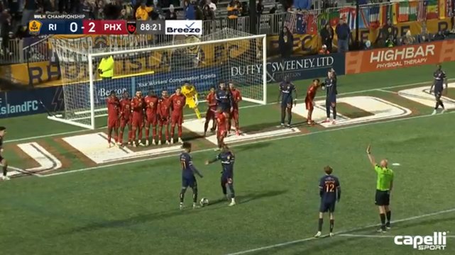 Video, schema su punizione in area perfetto: gol da applausi