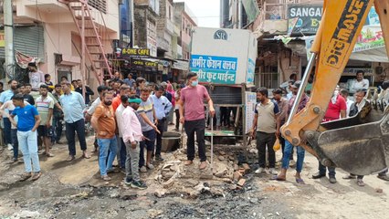 विरोध के बीच हटाया अतिक्रमण, दुकानदार में मचा हडक़ंप