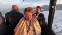 Denizli'de bir berber müşterisini sıcak hava balonunda tıraş etti