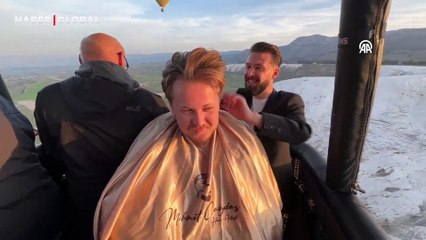Denizli'de bir berber müşterisini sıcak hava balonunda tıraş etti