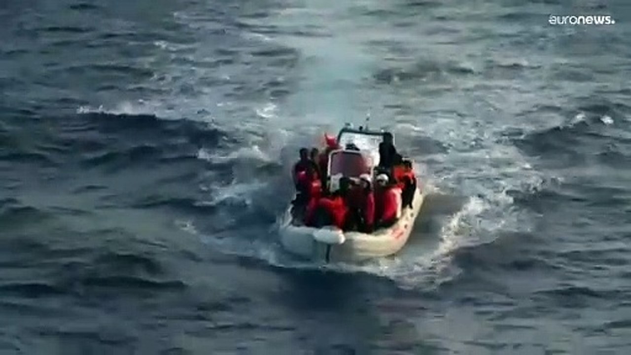 شاهد: إنقاذ 87 مهاجراً من الغرق قبالة سواحل ليب...