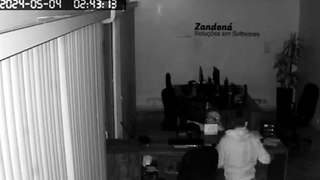 Câmera de monitoramento mostra ladrões realizando arrastão em empresa no Universitário