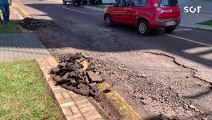 Crateras na Rua Martim Afonso de Souza causam transtornos aos motoristas em Cascavel