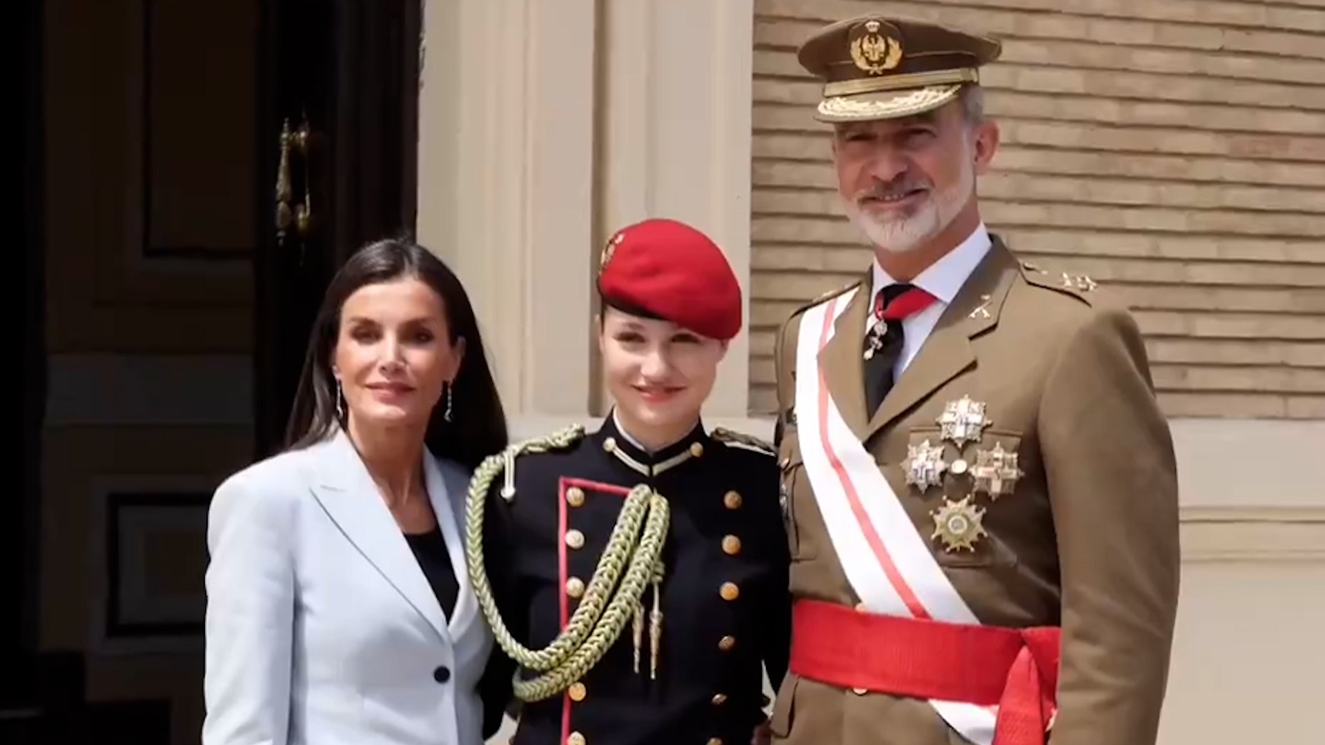 El Rey renueva su juramento de bandera junto a la reina Letizia y la princesa Leonor