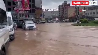 Şırnak'ta sağanak yağış sonrası yollar göle döndü