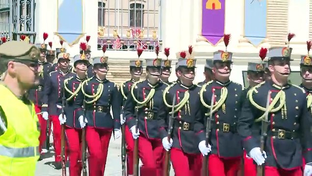 Felipe VI vuelve a jurar bandera 40 años después en la Academia General Militar