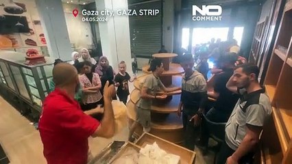 فلسطينيون يشقون طريقهم وسط الدمار ويسافرون من منطقة إلى اخرى للحصول على رغيف خبز