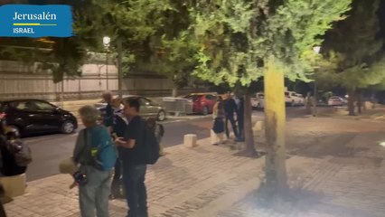 Una veintena de personas piden la liberación de tres detenidos durante una manifestación frente a la casa de Netanyahu