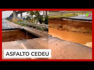 Cratera divide ao meio avenida próximo a ponte do Guaíba em Porto Alegre