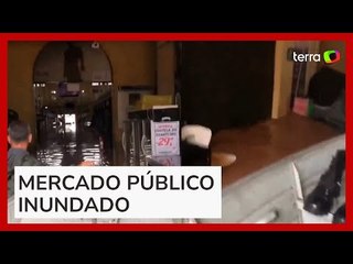 Vídeo mostra Mercado Público completamente alagado em Porto Alegre
