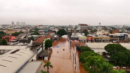 Fuerzas Armadas rescatan a un bebé en medio de las inundaciones en Brasil