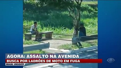 Bandido aponta arma na cara de vítima durante assalto em avenida
