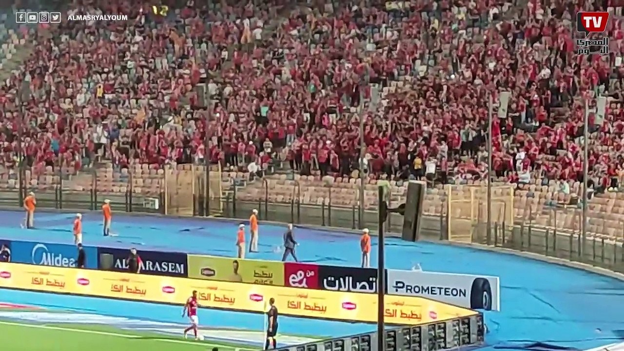 جمهور الأهلي يحتفل لحظة ارتداء علي معلول شارة القيادة