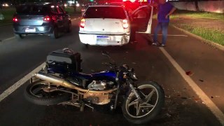Motociclista fica ferido após bater na traseira de Palio na Avenida Tancredo Neves
