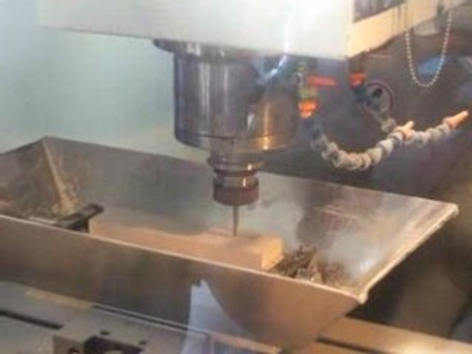 Usinage d'une mini-F1 à l'IUT de Mantes