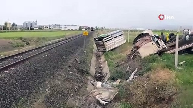 Hemzemin geçitten geçmeye çalışan kamyonete tren çarptı: 1 ağır yaralı