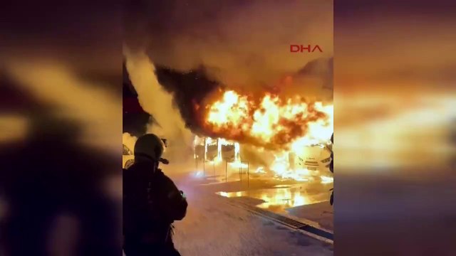Son dakika... Kartepe'de 4 otobüs, 9 midibüs ve 2 minibüs yanarak kül oldu