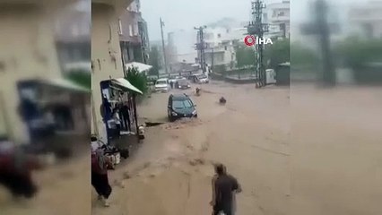Cizre'de suya kapılan kadın ve çocuğu vatandaşlar kurtardı... Korku dolu anlar kamerada