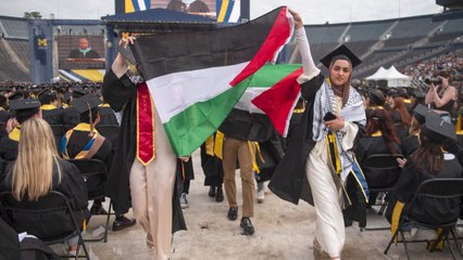 학사모 쓴 채 "전쟁 멈춰라"...美 대학 졸업식에서도 돌발 시위 / YTN