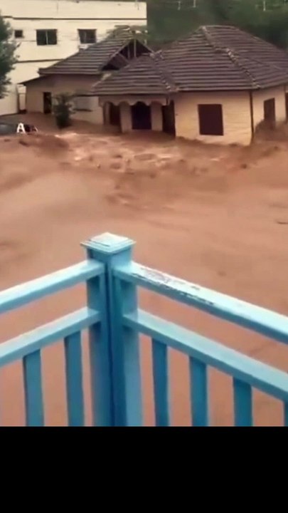 Casa parte ao meio e é arrastada por enchente no RS