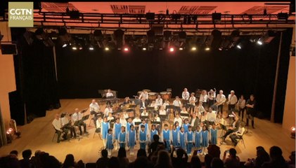 "Chantons la Montagne Wuzhishan à la France": une chanson interprétée en direct au Théâtre de Paris par le Chœur d'enfants des ethnies li et miao de la ville de Wuzhishan