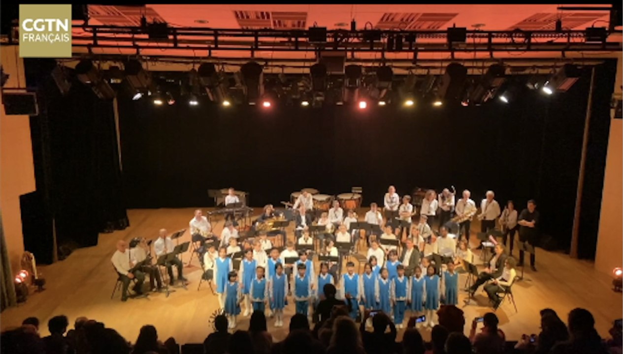 "Chantons la Montagne Wuzhishan à la France": une chanson interprétée en direct au Théâtre de Paris par le Chœur d'enfants des ethnies li et miao de la ville de Wuzhishan