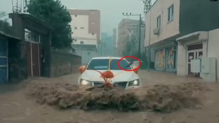 Gelin arabasıyla sel sularına kafa tuttu