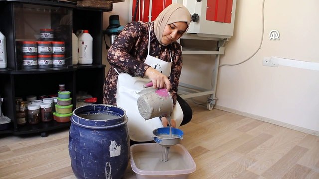 Evinin bir odasını seramik atölyesine dönüştürdü