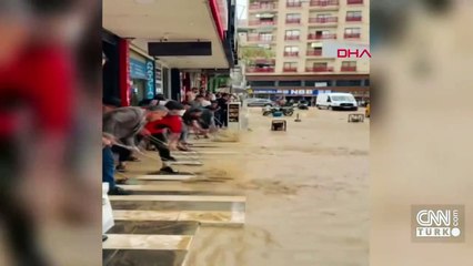 Şırnak'ta sele kapılan 2 kişiyi vatandaşlar kurtardı