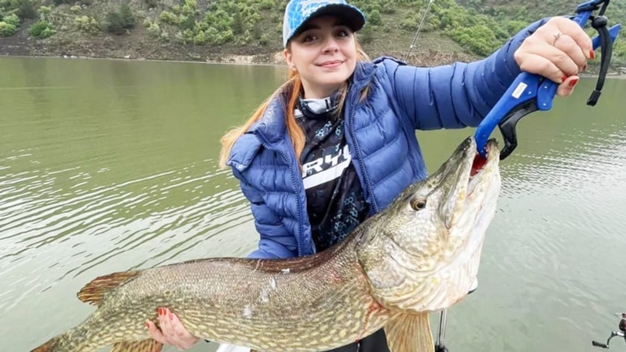 Amatör kadın balıkçı 1 metre 10 santim uzunluğunda turna balığı tuttu