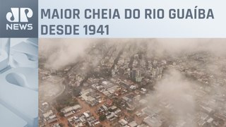 Moradores deixam casas após inundações em Porto Alegre
