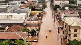 نحو 70 ألف شخص اضطروا إلى ترك منازلهم بسبب الفيضانات بالبرازيل