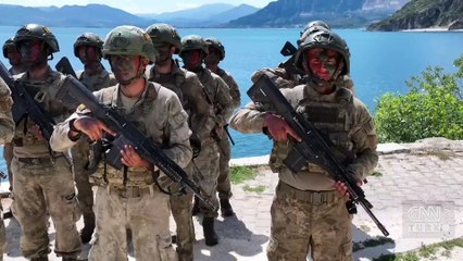 Tam 126 zor engeli tamamlıyorlar! Her şey komando olabilmek için...