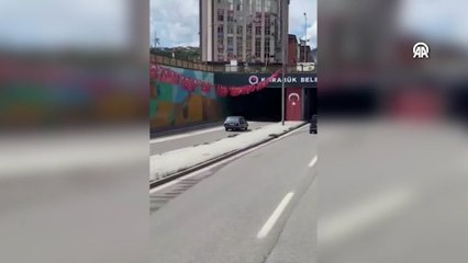 Ters yönde ilerleyen otomobil cep telefonuyla görüntülendi