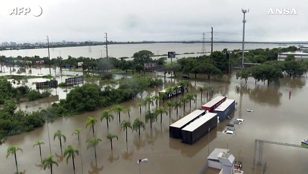 Inondazioni Brasile, Porto Alegre isolata e' a rischio crisi umanitaria