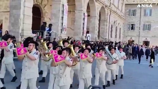 Raduno dei bersaglieri ad Ascoli, anche Meloni e il sindaco di corsa