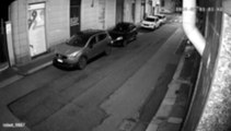 Torino, vandali in azione in via Montanaro: saltano sulle auto in sosta e distruggono a pedate il parabrezza